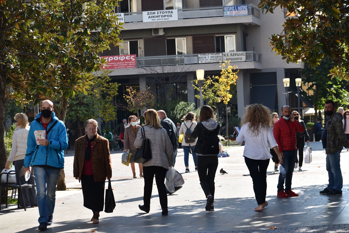 Εισηγήσεις για νέα χαλάρωση στα μέτρα: Και όρθιοι στη διασκέδαση, πληρότητα άνω του 50% στα γήπεδα