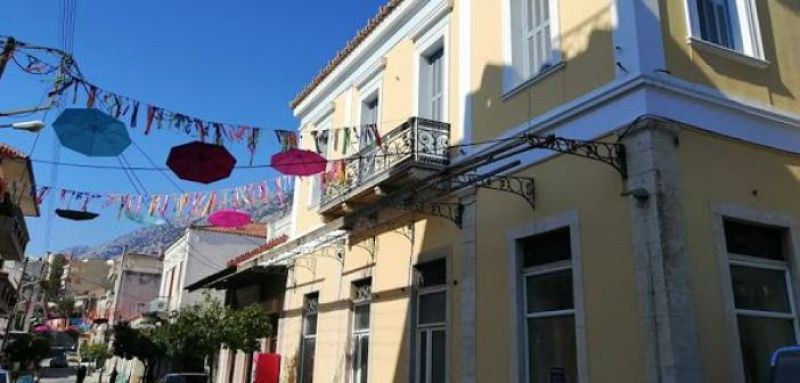 Ντύθηκε αποκριάτικα με πολύχρωμες ομπρέλες ο Αστακός